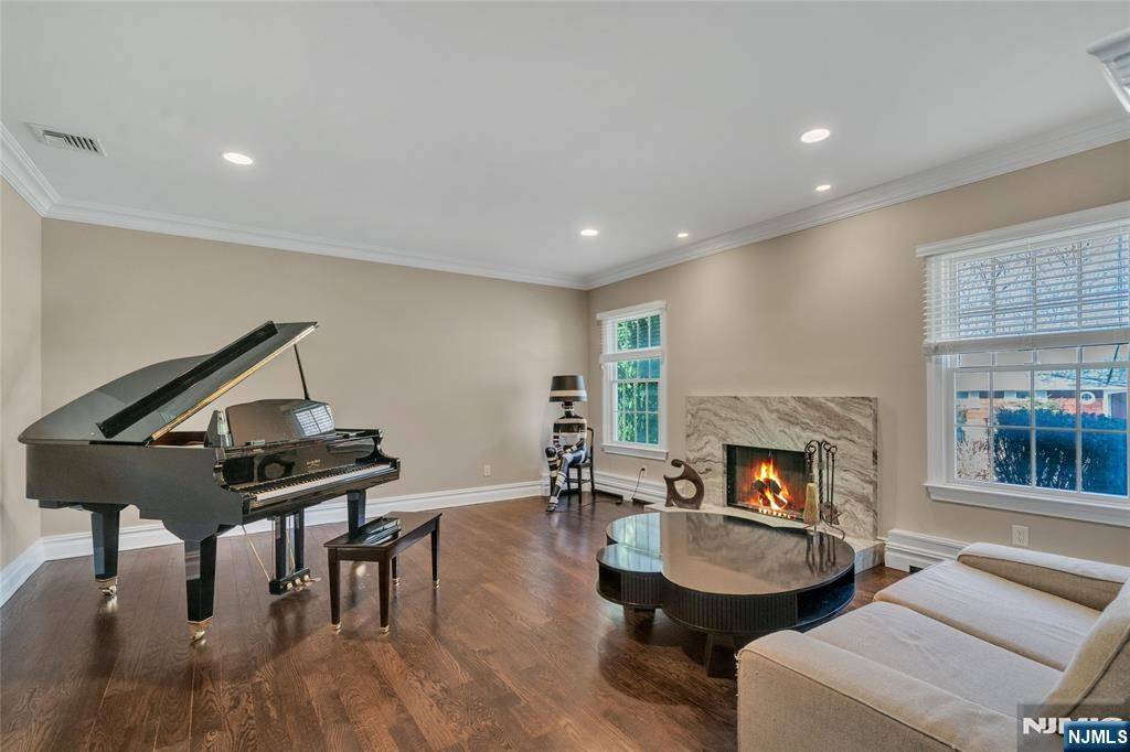 Wyckoff, NJ 07481,450 Hartung DR