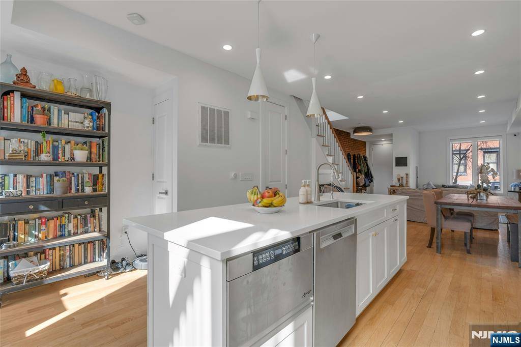 Hoboken, NJ 07030,157 8th ST
