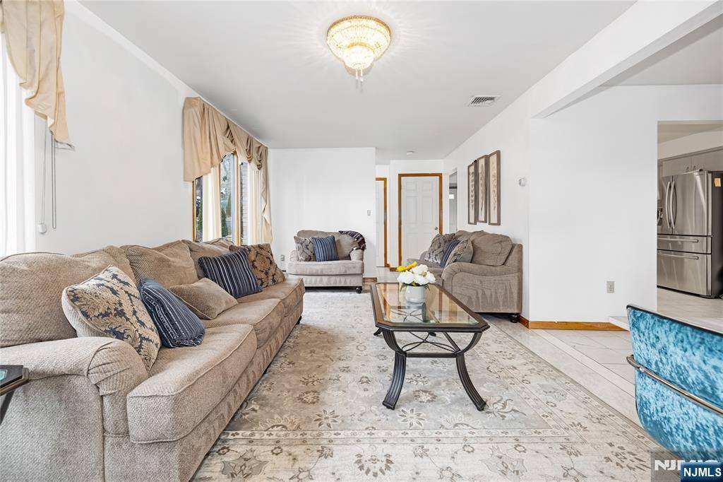 Ridgefield, NJ 07657,664 Day AVE