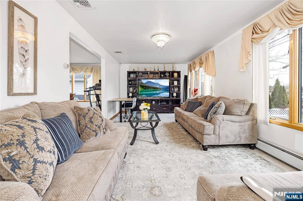Ridgefield, NJ 07657,664 Day AVE