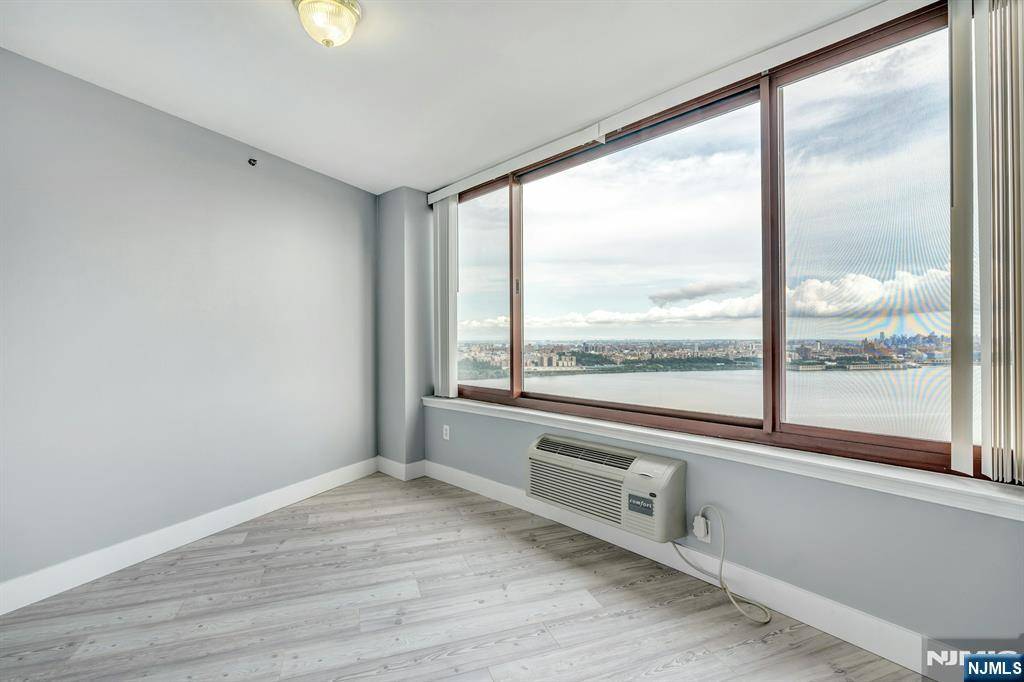Fort Lee, NJ 07024,100 Old Palisade RD #3406