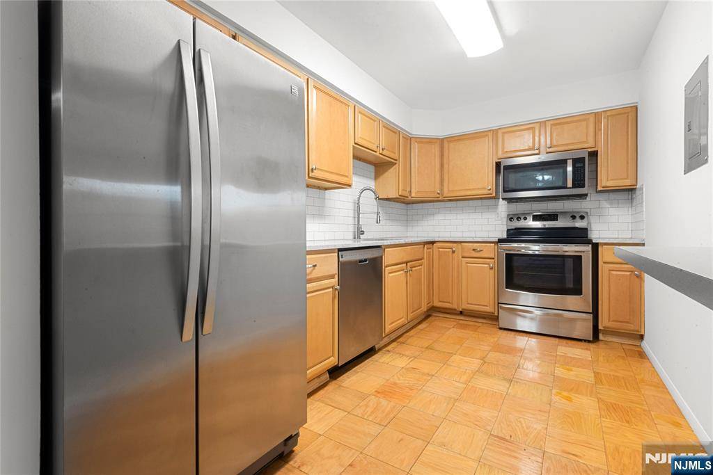 Teaneck, NJ 07666,74 E Maple ST
