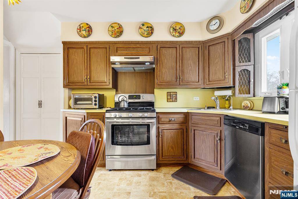 Paramus, NJ 07652,127 Village Circle East