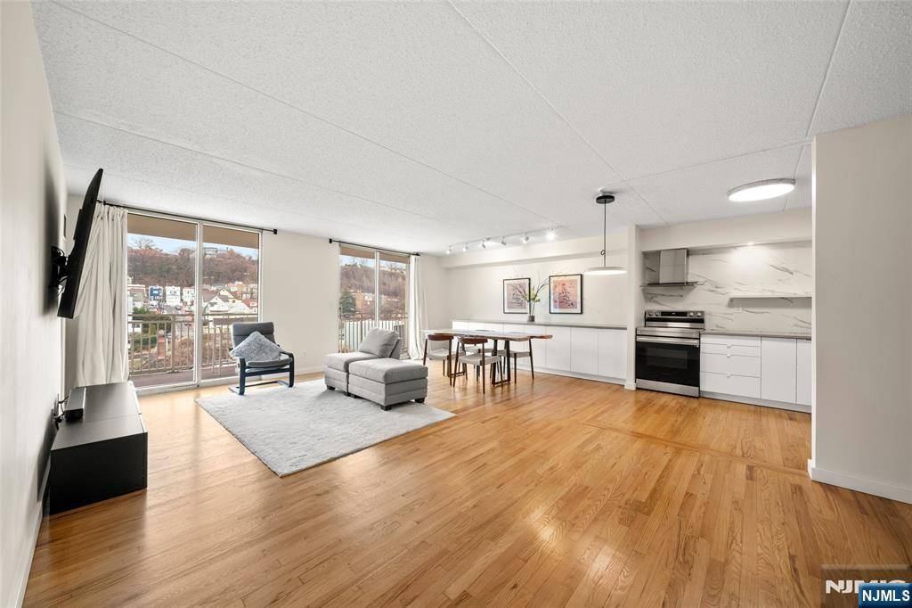 Edgewater, NJ 07020,1055 River RD #1001