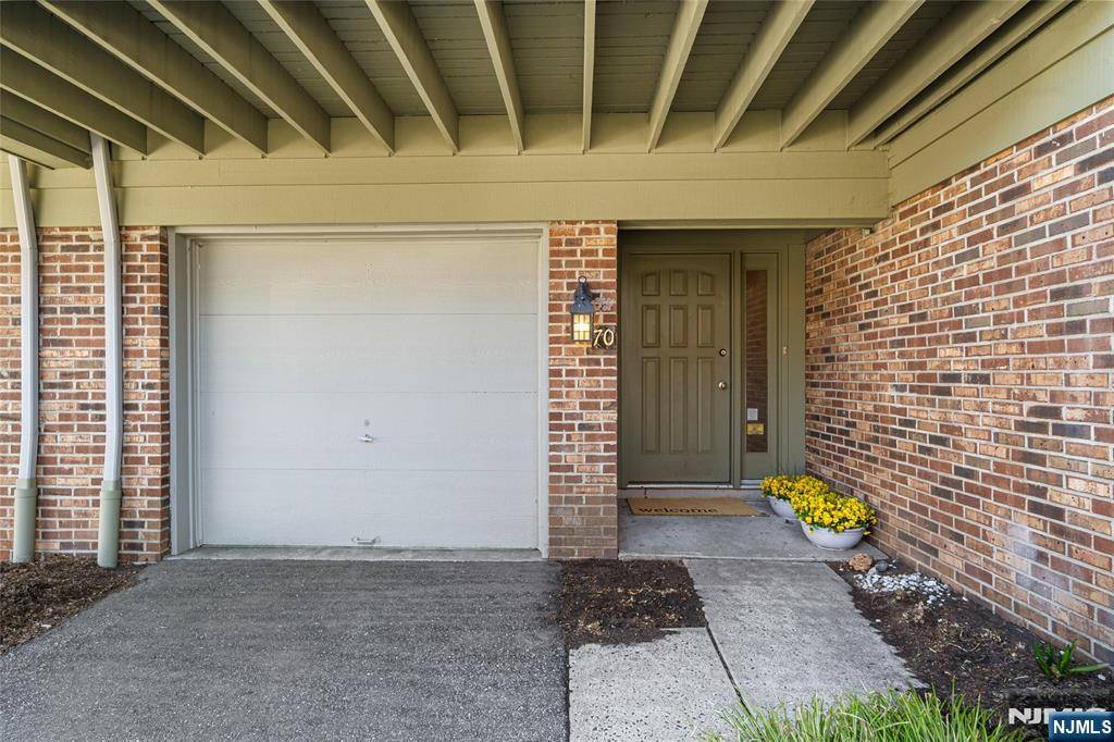 Leonia, NJ 07605,70 Meadowview CT