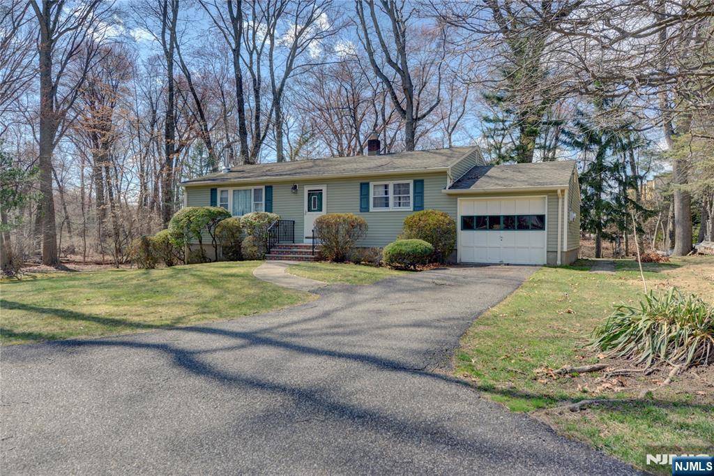 Paramus, NJ 07652,160 Jerome AVE