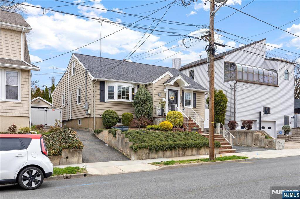 East Rutherford, NJ 07073,275 Laurel PL