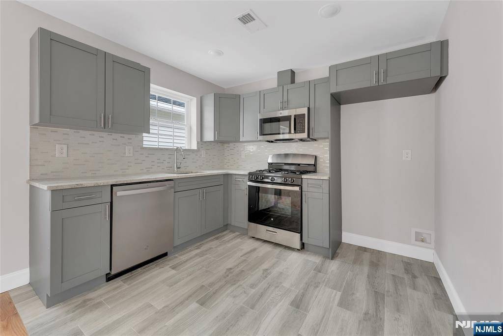 Newark, NJ 07108,138 Milford AVE #2