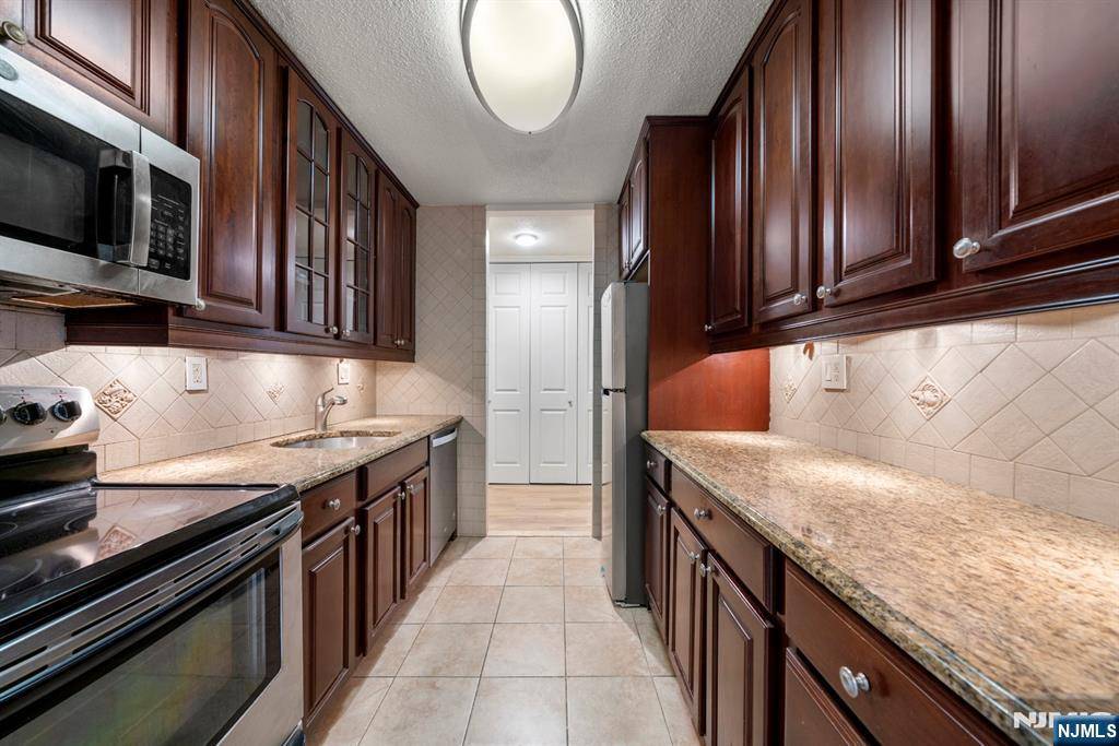 North Bergen, NJ 07047,7855 Boulevard East #17H