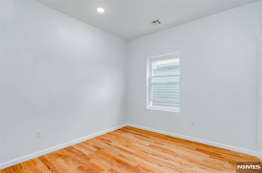 Jersey City, NJ 07305,111 Wilkinson AVE #2