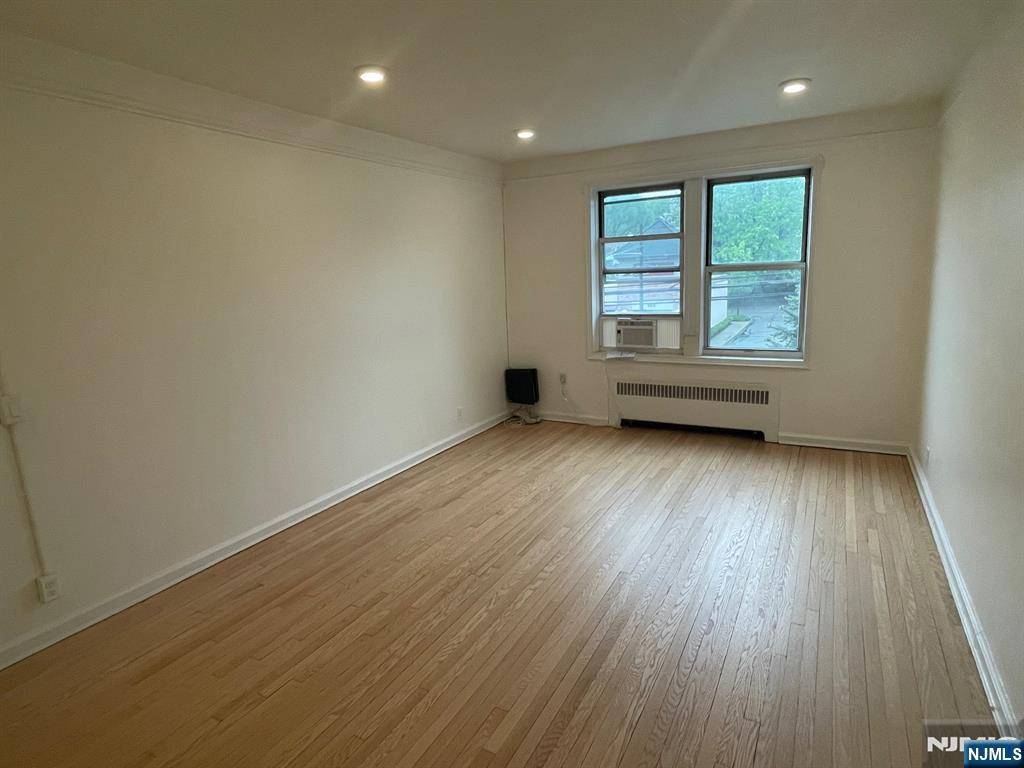 Teaneck, NJ 07666,985 Teaneck RD #2L