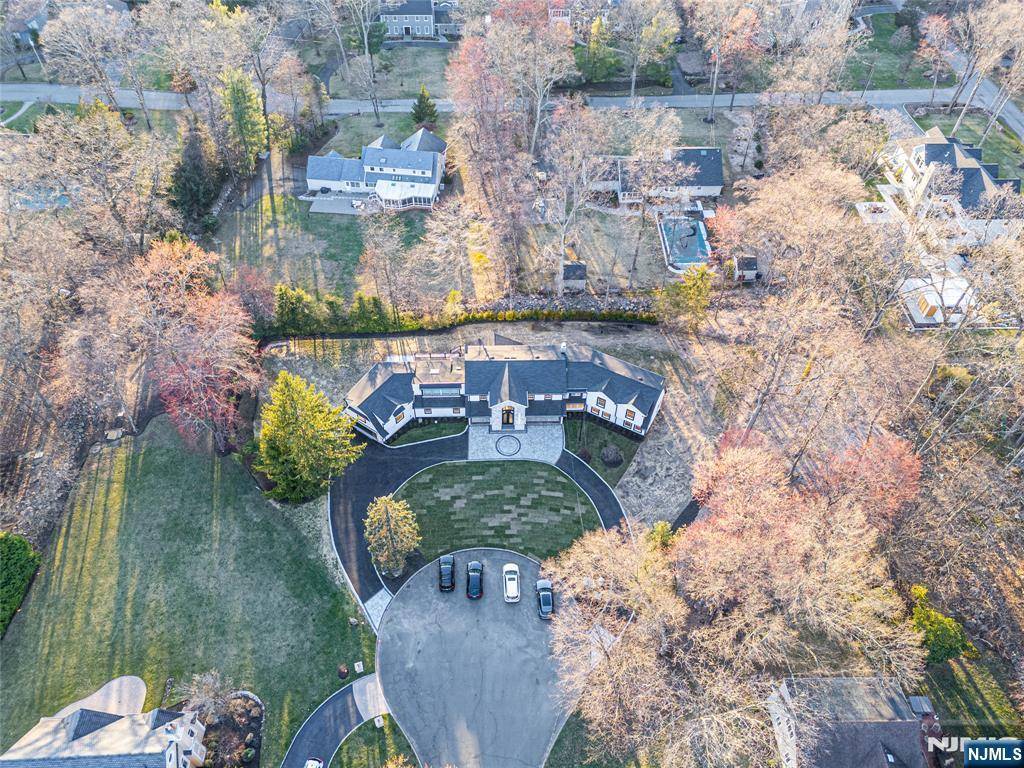 Upper Saddle River, NJ 07458,27 Applewood DR