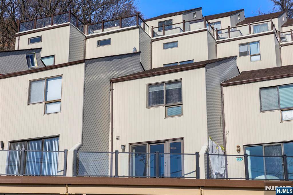 Edgewater, NJ 07020,1110 River RD #104