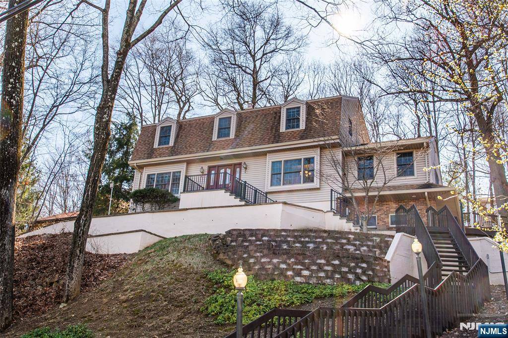 Pompton Lakes, NJ 07442,129 Hemlock RD
