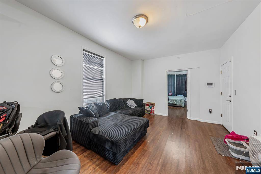 Newark, NJ 07107,47 3rd ST