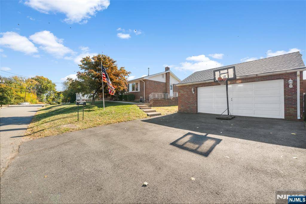 Clifton, NJ 07013,215 Notch RD