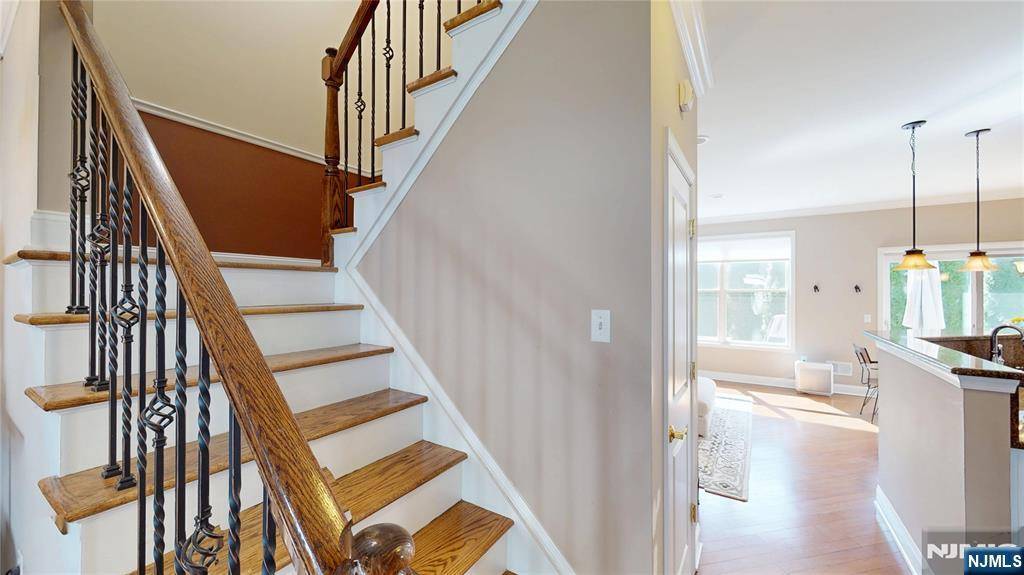 Allendale, NJ 07401,402 Whitney LN