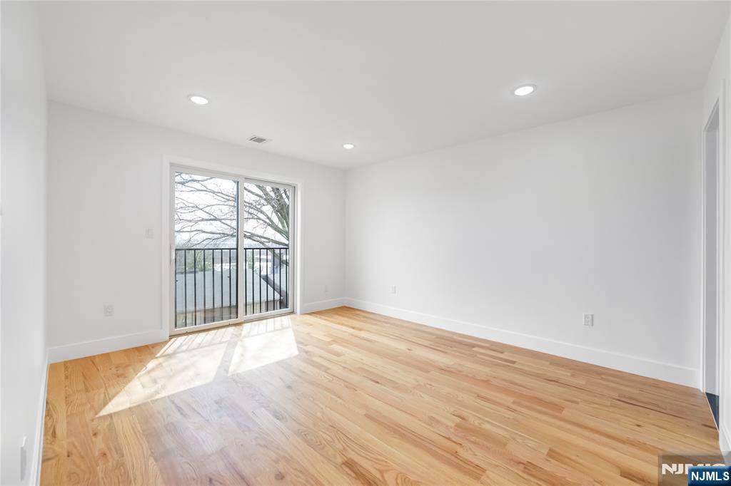 Lyndhurst, NJ 07071,270 Lafayette AVE #2