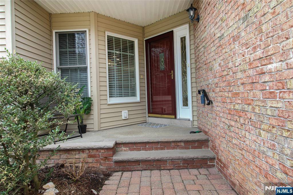 Allendale, NJ 07401,35 Trotters LN