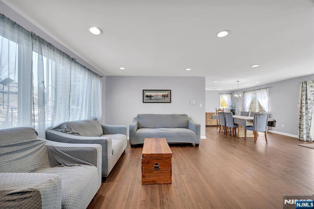 Waldwick, NJ 07463,30 Campbell ST