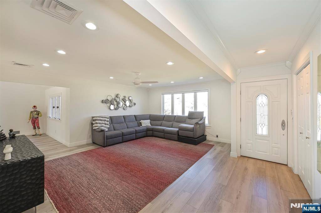 Glen Rock, NJ 07452,52 Gaynor PL