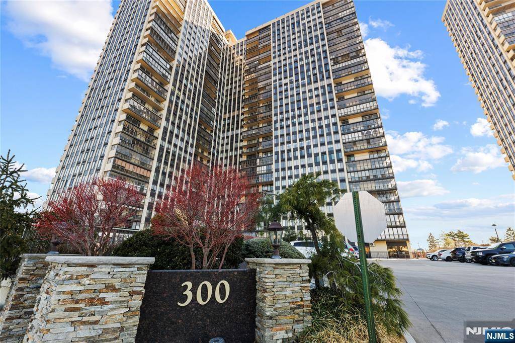 Cliffside Park, NJ 07010,300 Winston DR #318