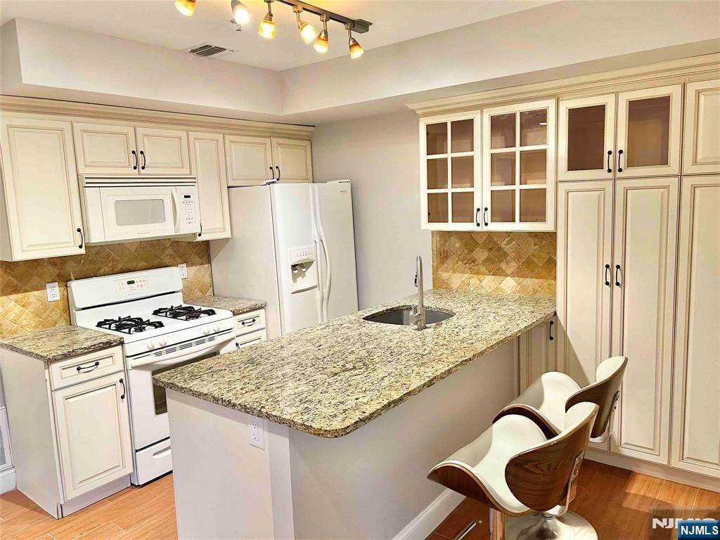 Cliffside Park, NJ 07010,284 John ST #1