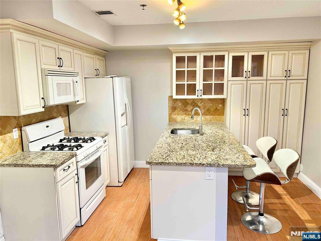 Cliffside Park, NJ 07010,284 John ST #1