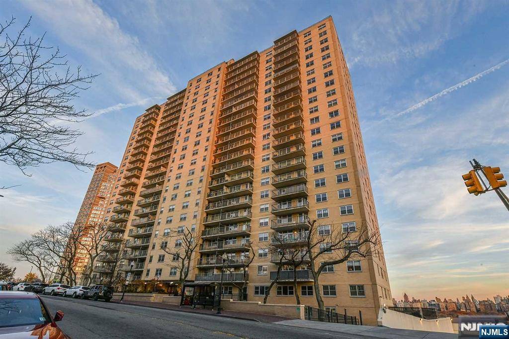 West New York, NJ 07093,6600 Boulevard East #22J