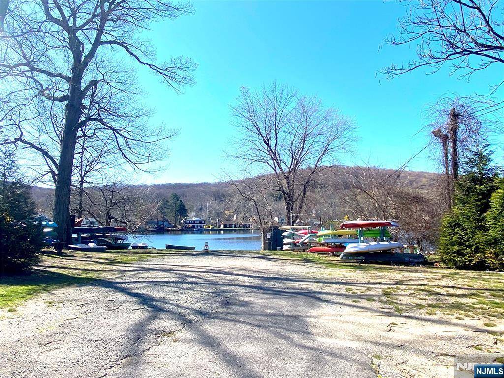 Oakland, NJ 07436,158 Lakeshore DR