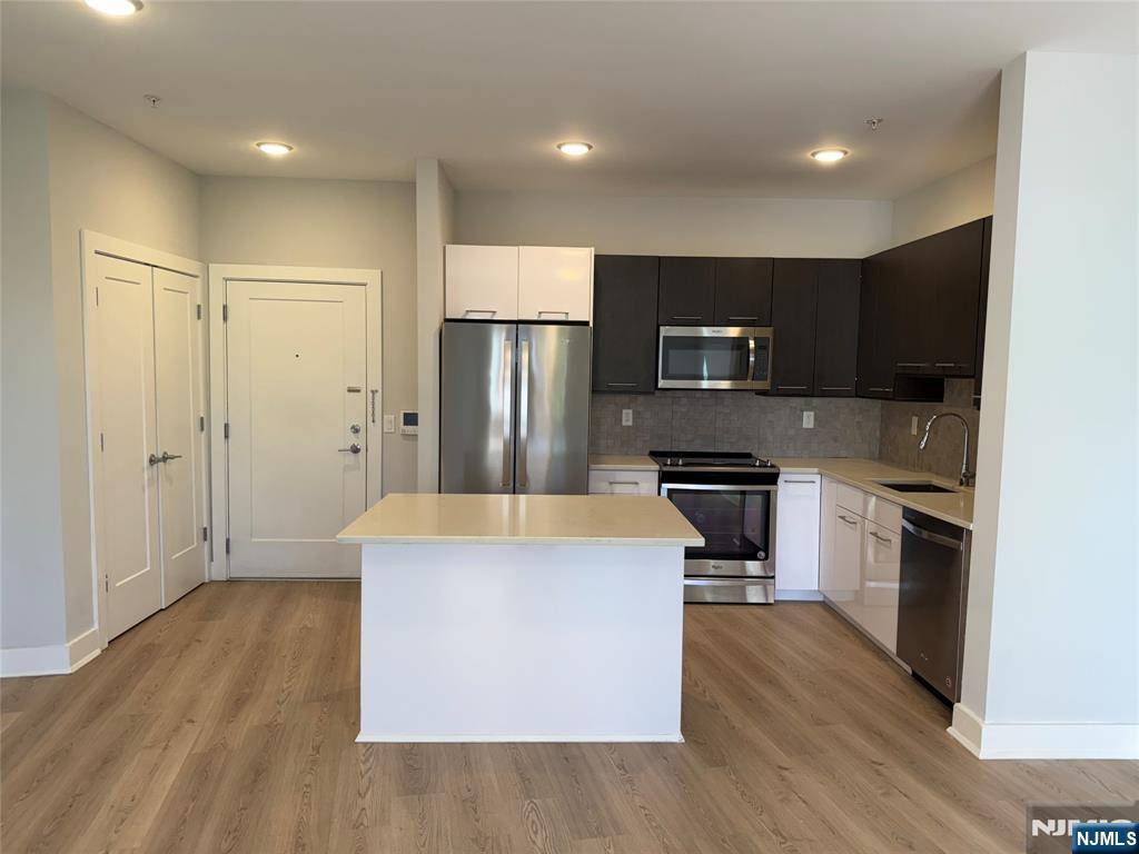 Fort Lee, NJ 07024,2150 N Central RD #311