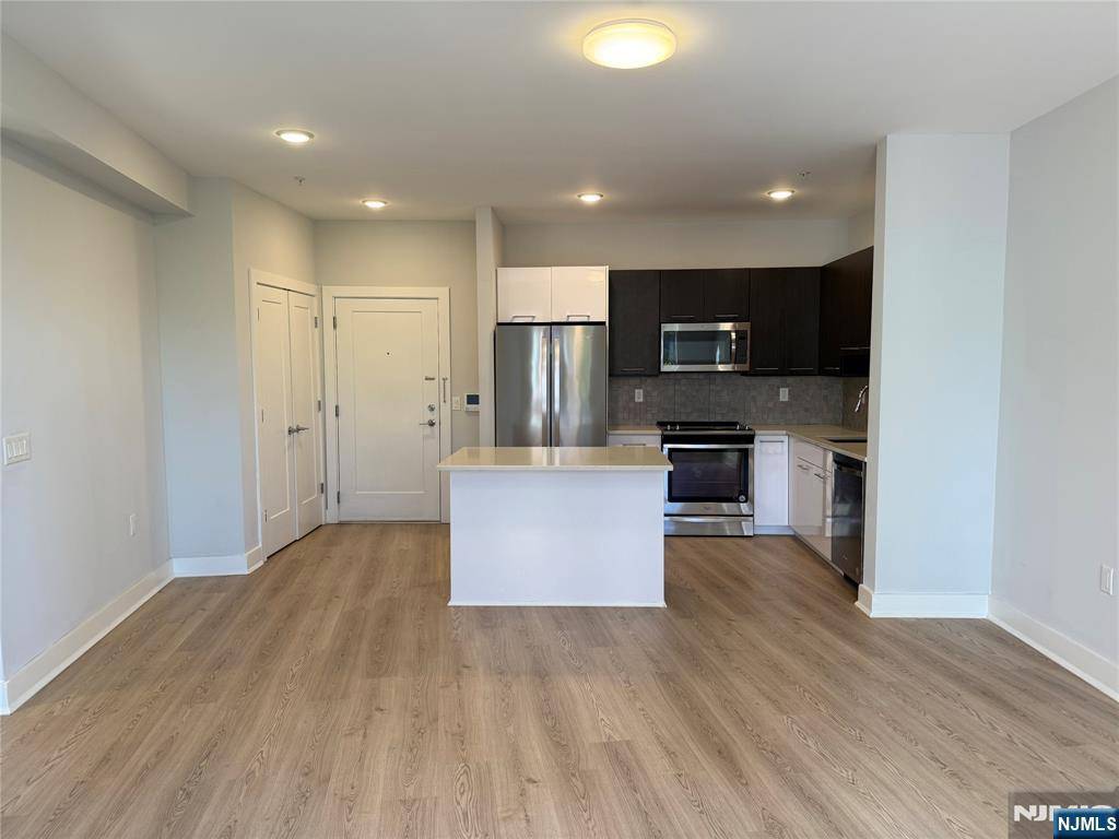 Fort Lee, NJ 07024,2150 N Central RD #311