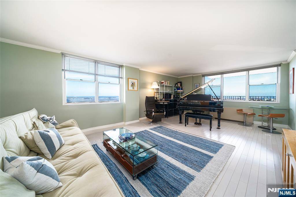 West New York, NJ 07093,6040 Boulevard East #27H