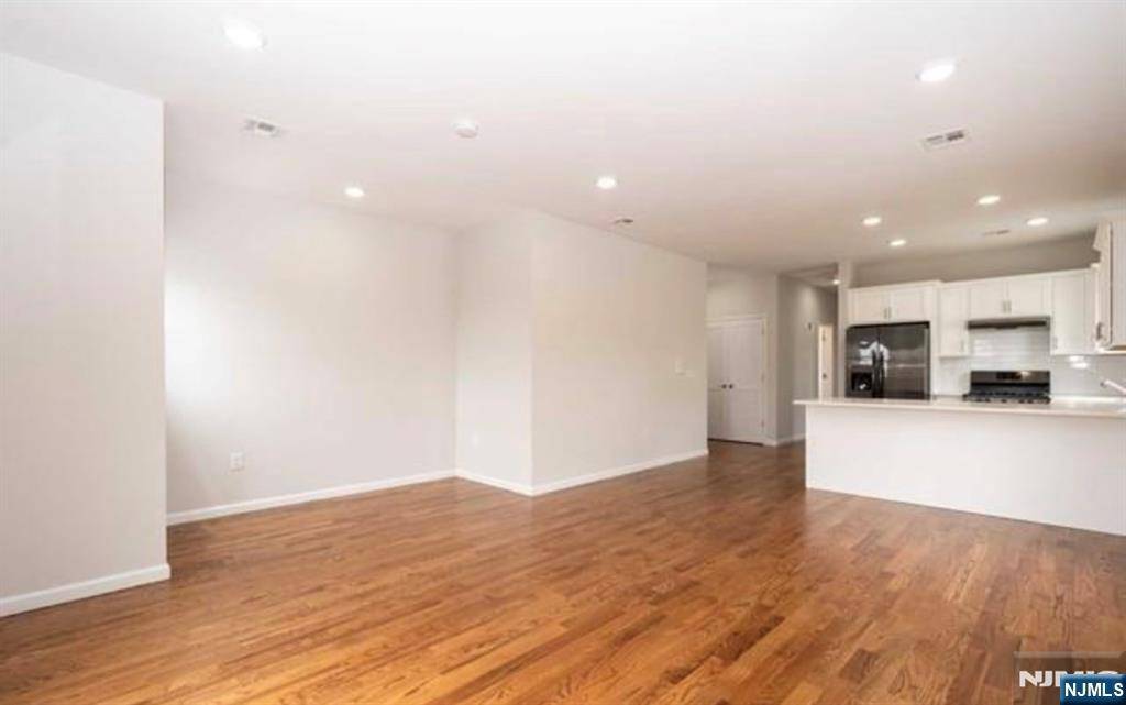 Harrison, NJ 07029,704 Warren ST #2