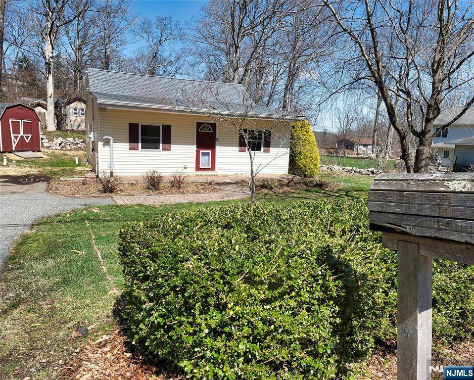 West Milford, NJ 07421,8 Quinton RD