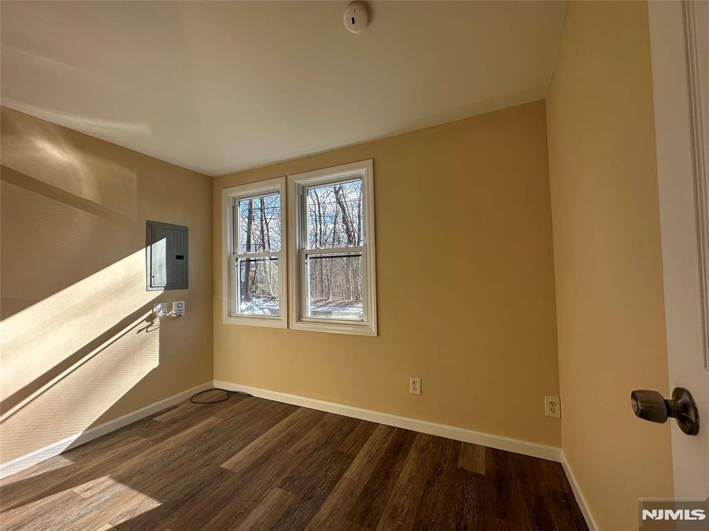 Oakland, NJ 07436,61 Riverside DR