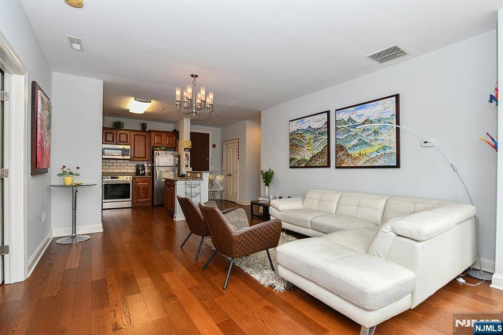 West New York, NJ 07093,22 Ave At Port Imperial #204