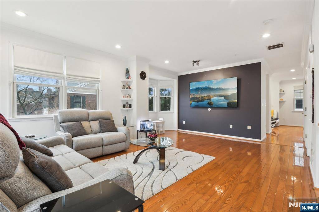 West New York, NJ 07093,333 Oswego CT #333