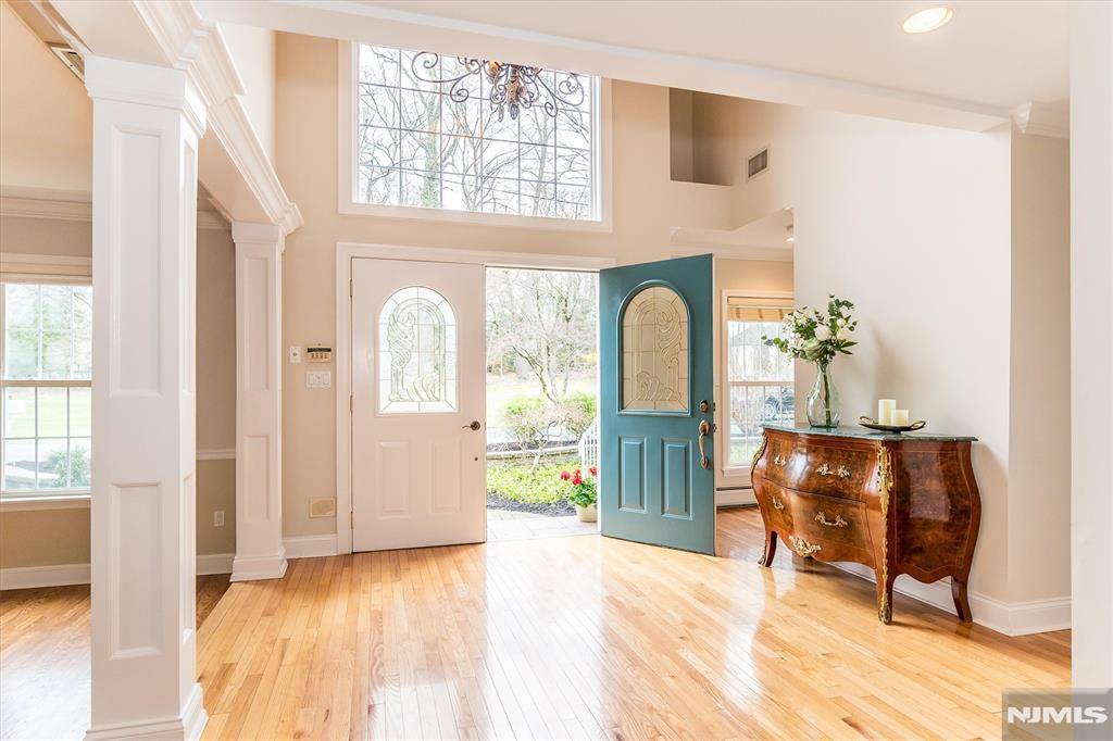 Woodcliff Lake, NJ 07677,16 Reeds LN