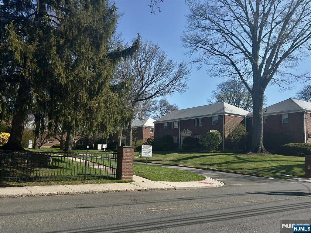 Bergenfield, NJ 07621,115 E Clinton AVE #1A