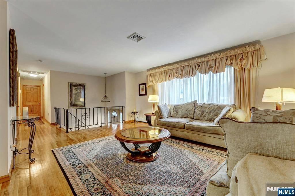 Hillsdale, NJ 07642,11 Trinity PL