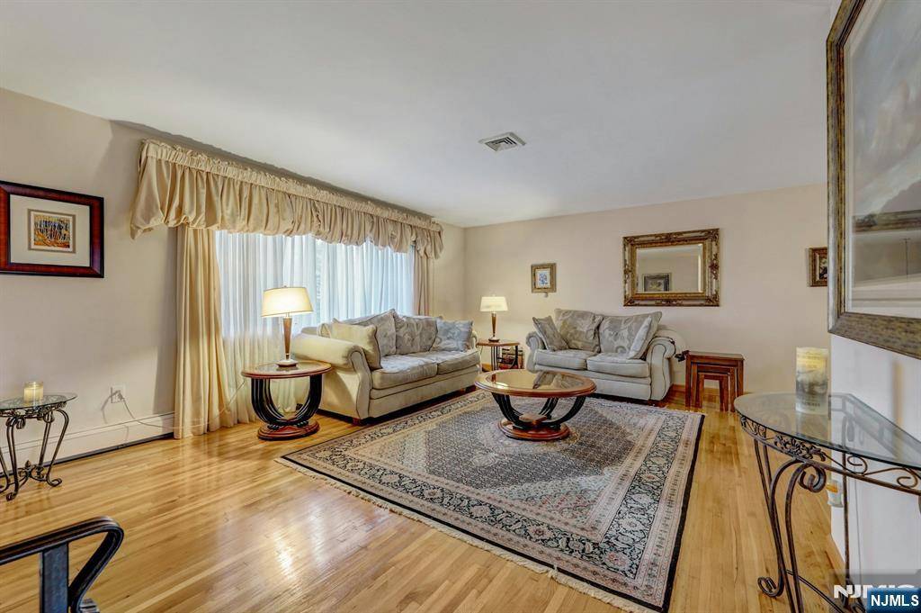 Hillsdale, NJ 07642,11 Trinity PL