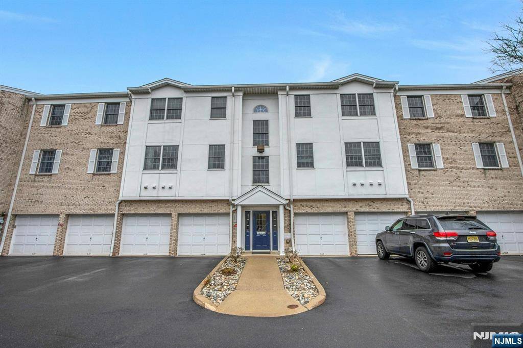 Hillsdale, NJ 07642,35 Colonial Village DR