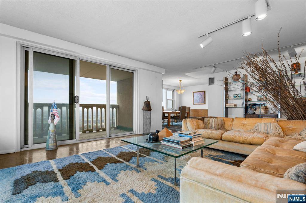 Fort Lee, NJ 07024,555 North AVE #22R