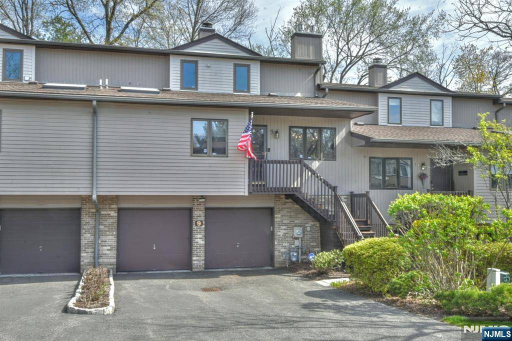 Ramsey, NJ 07446,9 Peach Hill CT
