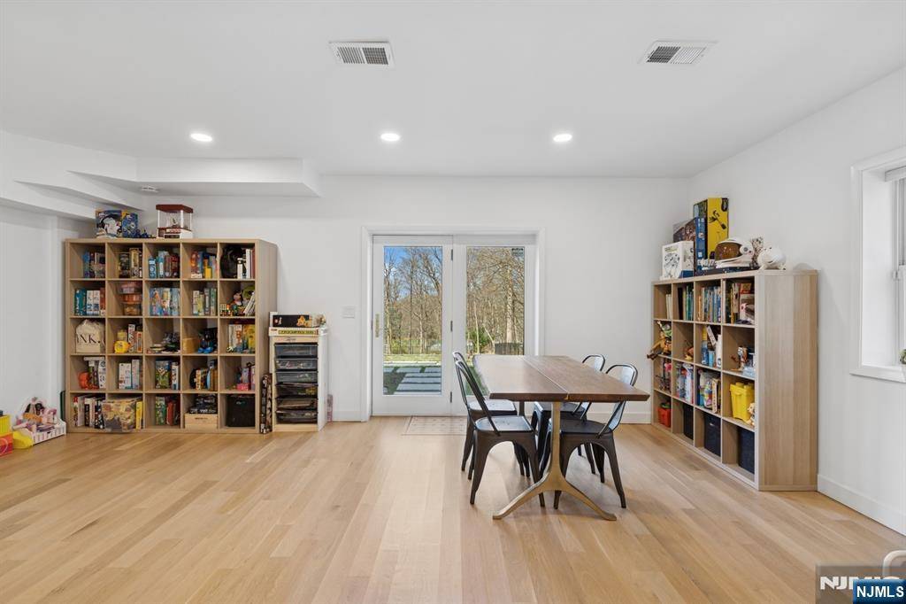 Tenafly, NJ 07670,16 Farview RD