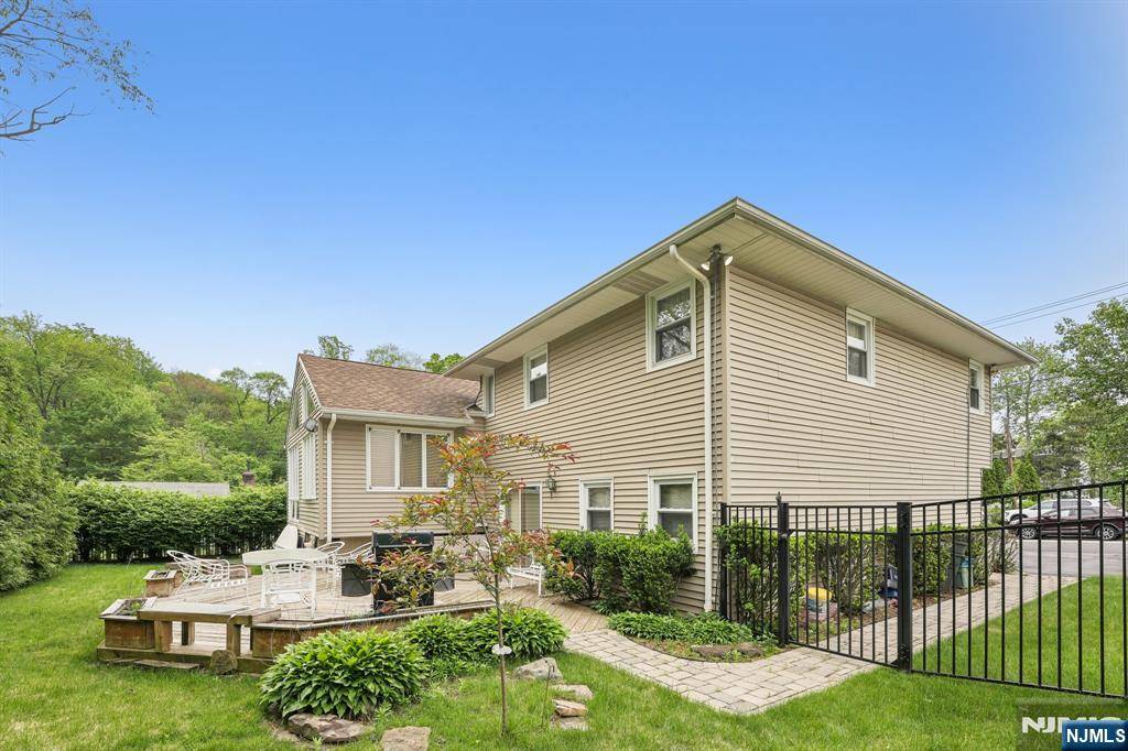 Emerson, NJ 07630,92 Broad ST