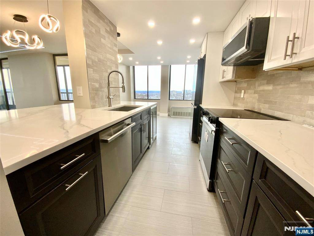 Cliffside Park, NJ 07010,300 Winston DR #1722