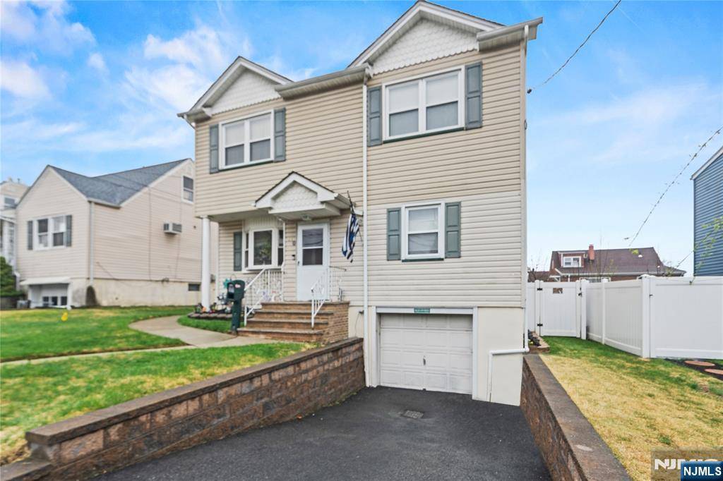 North Arlington, NJ 07031,25 Allan DR
