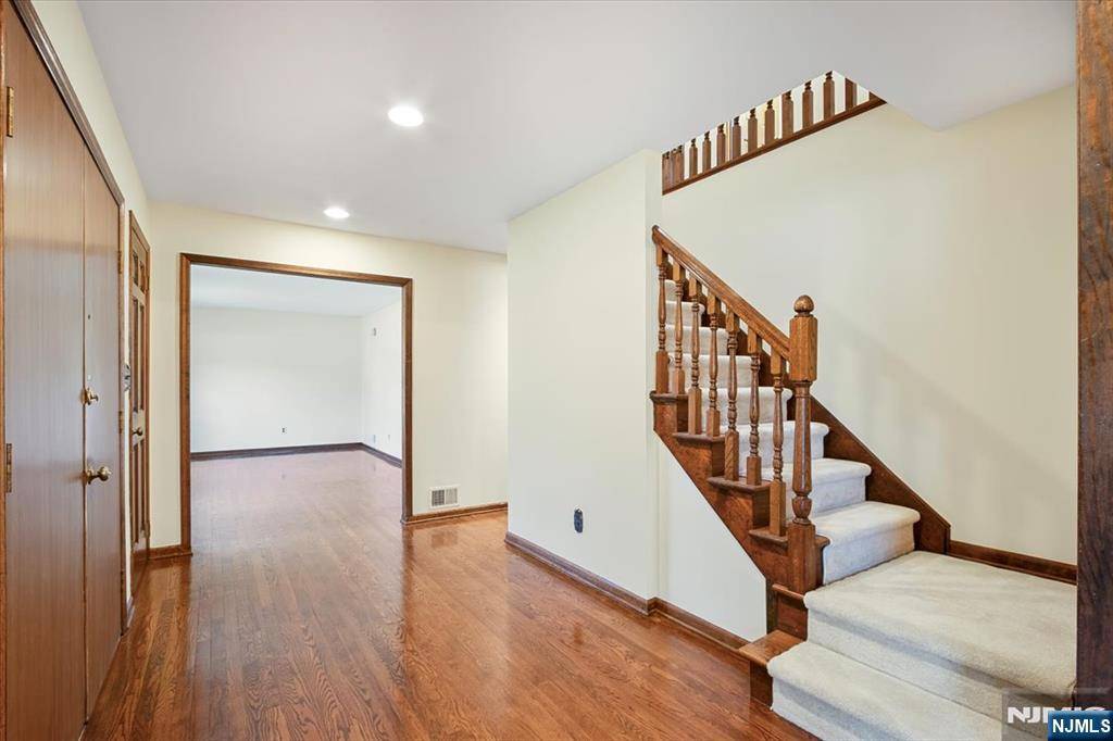 Wayne, NJ 07470,4 Pine Tree DR